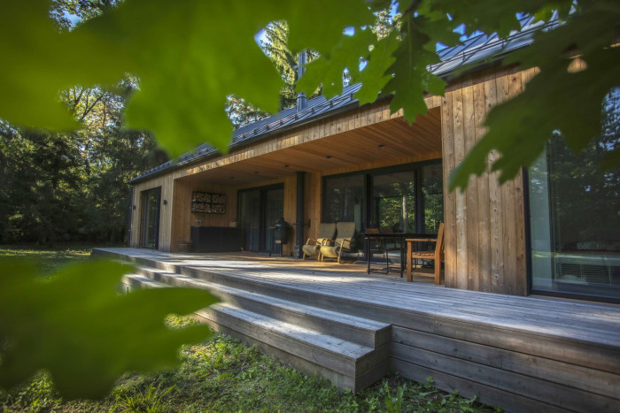 Pobytová terasa moderní dřevostavby, otevřená do přírody (Moderní dřevostavba v Kersku, arch. návrh Labor 13, generální dodavatel VESPER HOMES)