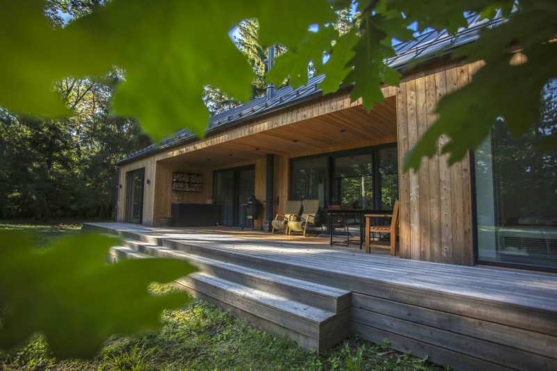 Pobytová terasa moderní dřevostavby, otevřená do přírody (Moderní dřevostavba v Kersku, arch. návrh Labor 13, generální dodavatel VESPER HOMES)