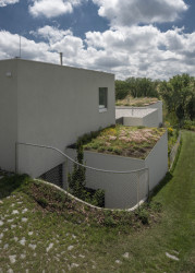 Opěrná zeď a k ní přiléhající atrium. (A69 architekti, rodinný dům ve Slivenci)