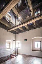 architekti chmelík & partneři, dostavba pokladny a rekonstrukce Bílé věže v Hradci Králové, skleněný podhled pod zvonem, foto
