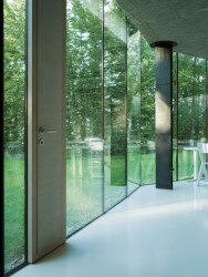 Škola z/lomu u Kamenné Lhoty, a69: Odpoledne, až výuka skončí, se mění na jógové studio.