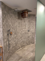 Ve wellness zóně si mohou ubytovaní hosté dopřát zaslouženou regeneraci po sportovních výkonech na místních svazích. (foto: Viega)