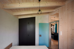 Dřevo, černá, tyrkys, základní barevné elementy (Sodomka Sodomková Architekti, dům Hruška)