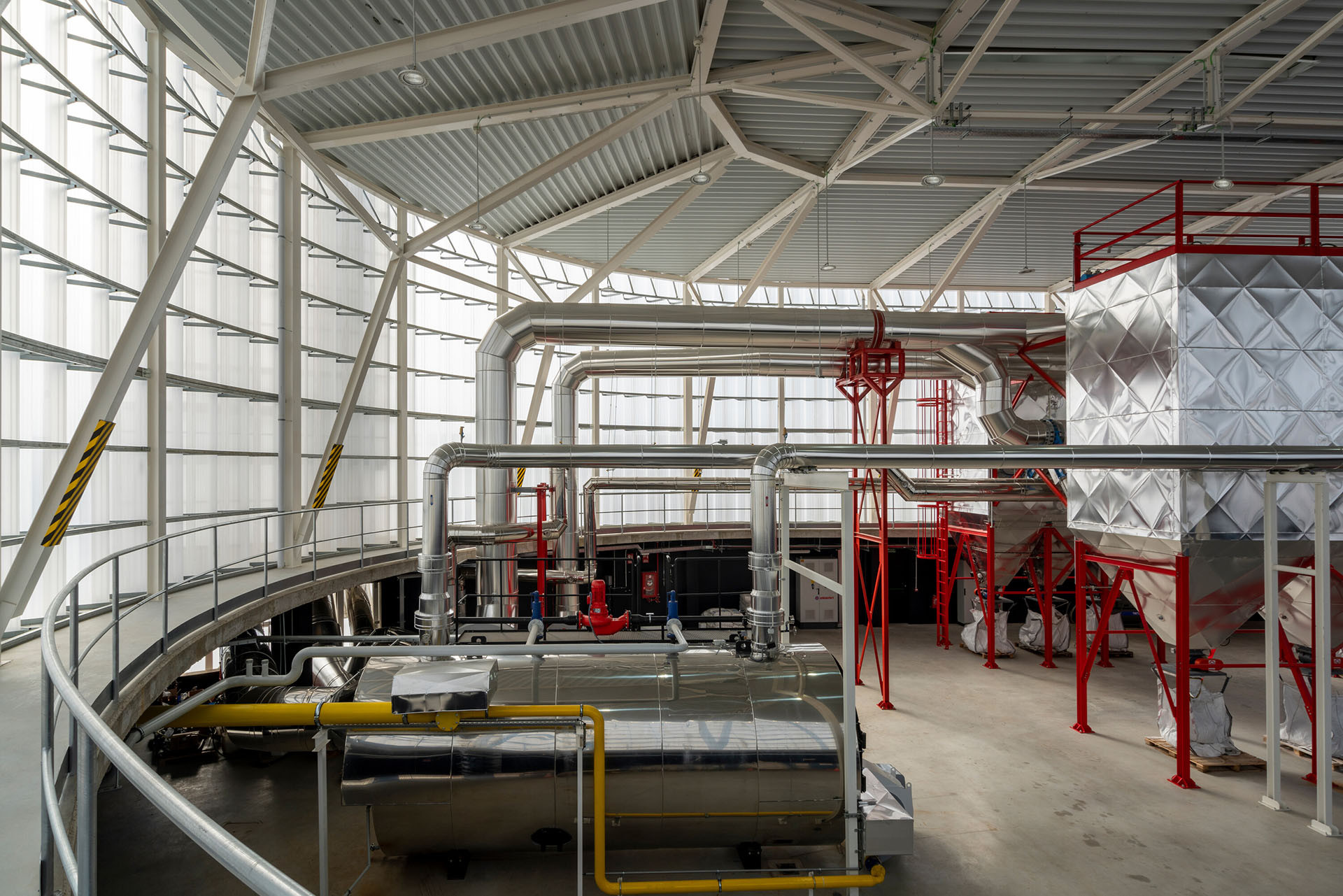 Za stěnami z polykarbonátu je skryté technické zázemí teplárny. (Centrála tepelné elektrárny v Palencii, FRPO Rodríguez & Oriol)