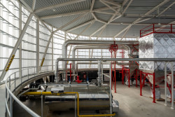 Za stěnami z polykarbonátu je skryté technické zázemí teplárny. (Centrála tepelné elektrárny v Palencii, FRPO Rodríguez & Oriol)