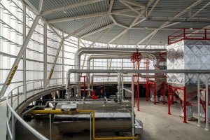 Za stěnami z polykarbonátu je skryté technické zázemí teplárny. (Centrála tepelné elektrárny v Palencii, FRPO Rodríguez & Oriol)