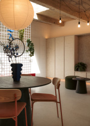 V interiéru najdeme i barevné akcenty, například oranžovočervené židle. (Byt ve vnitrobloku; BekArch)