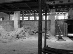 Podlahy byly zachovány zhruba z 50%. (Automoto muzeum v Lučanech nad Nisou, studio ARCHIDEE, architekt Ondřej Novosad)