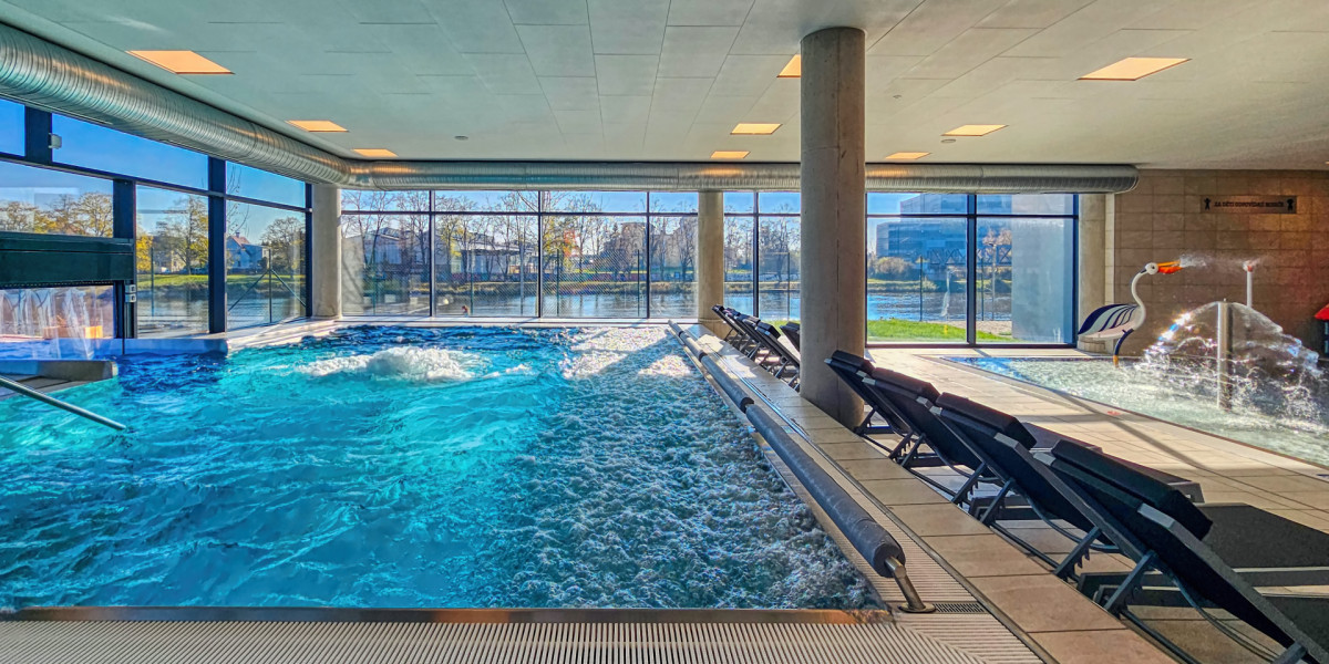 Krytý bazén a wellness centrum v Nymburce propojuje sportovní plavání, rodinnou rekreaci a relaxaci v moderním městském areálu.