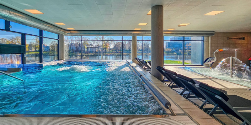 Krytý bazén a wellness centrum v Nymburce propojuje sportovní plavání, rodinnou rekreaci a relaxaci v moderním městském areálu.