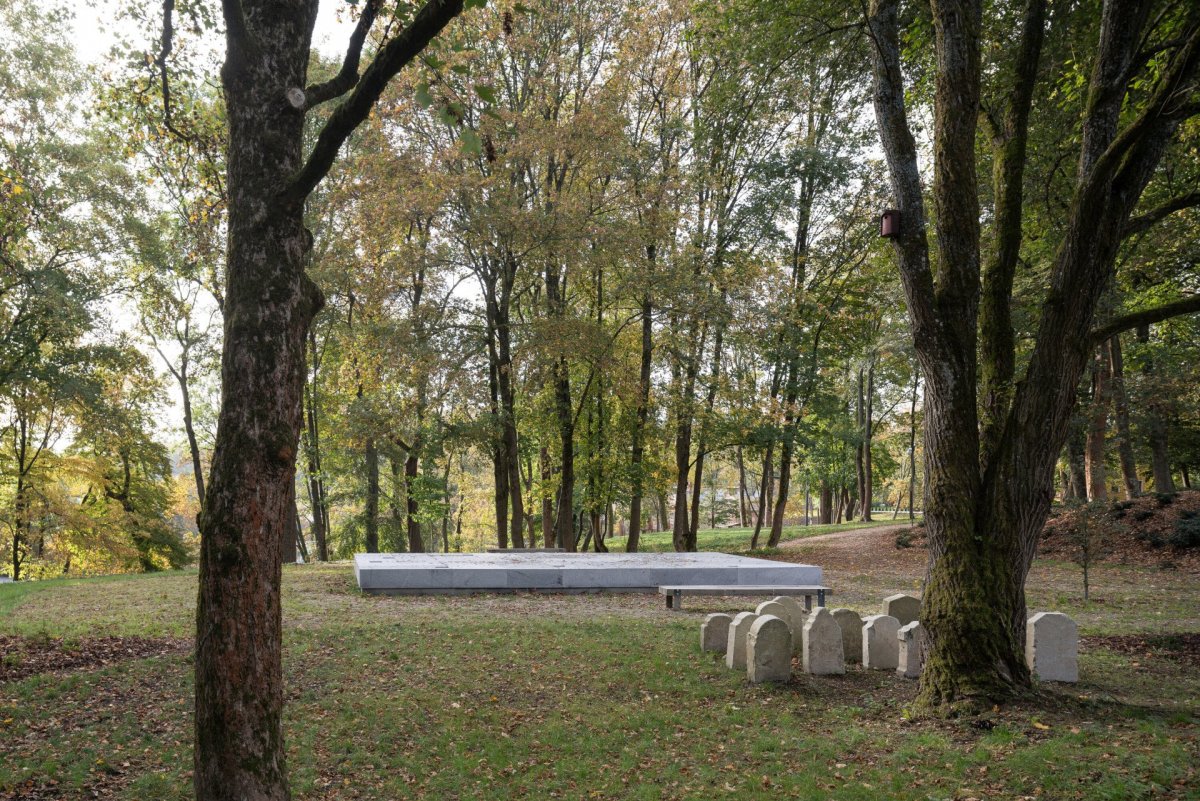Přibyl památník ze žuly. (SOA architekti, ateliér KONCEPT, Park historie v Aši)