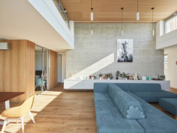 Rodinný dům u Pardubic, 0,5 Studio: Kompozice objemů umožňuje dostat světlo do interiéru obytného prostoru ze tří světových stran