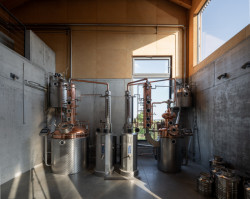 Lihovar s pěstitelskou pálenicí od OBJEKTOR ARCHITEKTI