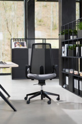 Židle motiv designéra Andrease Korba se každému přizpůsobí sama.