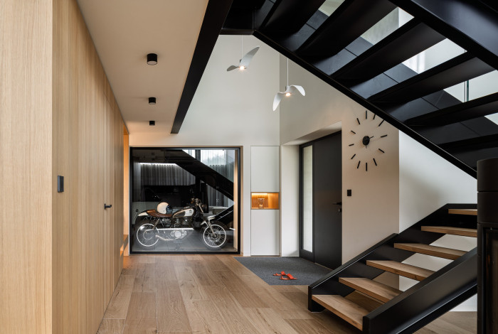 Bydlení v bývalé průmyslové hale zahrnuje i výhled do garáže. (Industriální přestavba rodinného domu; Atel!er)