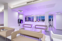 Výrazně prosvětlené recepce se staly dominantou čekáren. (Recepce LEXUM v Praze).