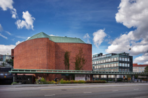 Hned pět staveb se nachází v Helsinkách. Patří mezi ně také Kulturní dům (1952–1958), jehož vznik iniciovala finská komunistická strana, která zde měla i své hlavní sídlo. Stavbu tvoří několik křídel, z nichž nejvýraznější je auditorium opláštěné režnými cihlami.