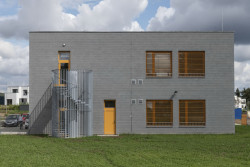 Škola a školka v Letech, Architekt Ondřej Tuček: Objekty jsou postaveny ze sendvičových betonových tvárnic.