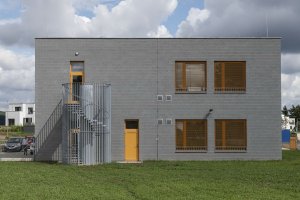 Škola a školka v Letech, Architekt Ondřej Tuček: Objekty jsou postaveny ze sendvičových betonových tvárnic.