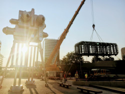 Ocelová kostra vinárny Cyberdog usazována během výstavby na pěší zónu, v popředí socha Trifota od Davida Černého.