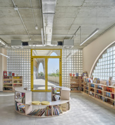 Hodily se i skleněné cihly, které se zdály k nepotřebě. (Reggio škola v Madridu, Office for Political Innovation)