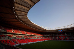 Nízkým přístavkům po obvodu stavby s kapacitou 40 000 diváků pak dali architekti podobu jakýchsi písečných dun.