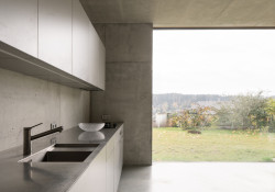 Celý vnitřní prostor je šedý, navržen v neutrálních barvách a velmi minimalisticky. (Rodinný dům nedaleko Olomouce, studio Malý Chmel)