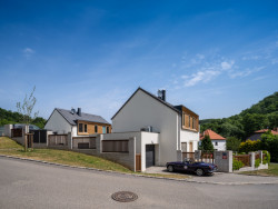 Rodinný dvojdům v Praze od studia SENAA