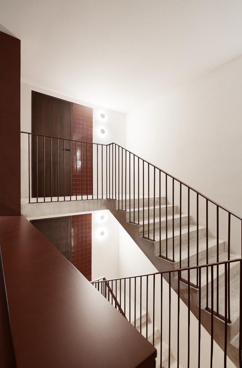 Toalety se nachází v prvním patře. Jde se tam po betonových surových schodech. (Mezi Srnky, Markéta Bromová Architekti)