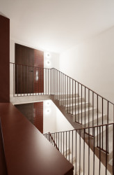 Toalety se nachází v prvním patře. Jde se tam po betonových surových schodech. (Mezi Srnky, Markéta Bromová Architekti)