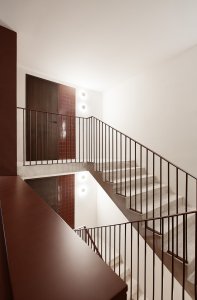 Toalety se nachází v prvním patře. Jde se tam po betonových surových schodech. (Mezi Srnky, Markéta Bromová Architekti)