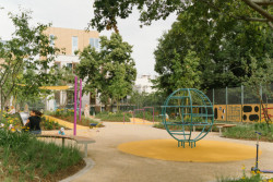 Prostor pro děti a dospělé je protkán různorodými herními prvky a kvalitním mobiliářem od společnosti mmcité.