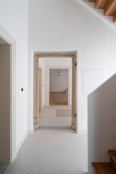 „Trvali jsme na nekonečném vzorkování a řemeslně správně dokončených detailech, které byly mnohdy pro zaběhlou stavební firmu nevšední,“ říká k tomu Tereza Scheibová. (Rekonstrukce Malého Buquoyského Paláce v Praze, Tereza Scheibová)