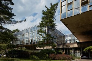 Historik architektury Rostislav Švácha je považuje za jednu z klíčových staveb s lehkými závěsnými fasádami