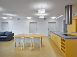 Centrem každé je společný obytný prostor s kuchyňským a jídelním koutem. (Dům sociální péče Tereza; Stempel Tesař architekti)