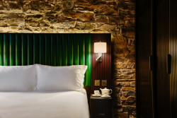 Věznice proměněná v hotel v Cornwallu od studia Twelve Architects