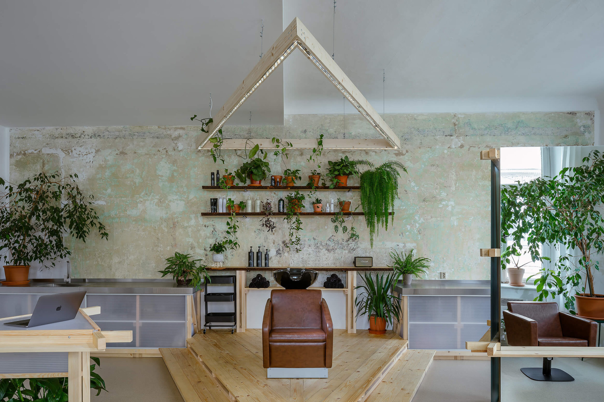 Ondřej Bělica - Ateliér na náměstí: Trojúhelník se propisuje do podia i svítidla