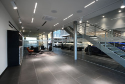 Decentní osvětlení vytváří pro zákazníky příjemné prostředí, v němž si mohou v klidu nakonfigurovat vůz přesně podle svých představ.