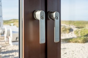 Nové okenní a posuvné systémy Schüco v restauraci Sansibar na ostrově Sylt. 