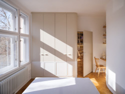 Ložnice s pracovnou (Rekonstrukce bytu v Praze, No Architects)