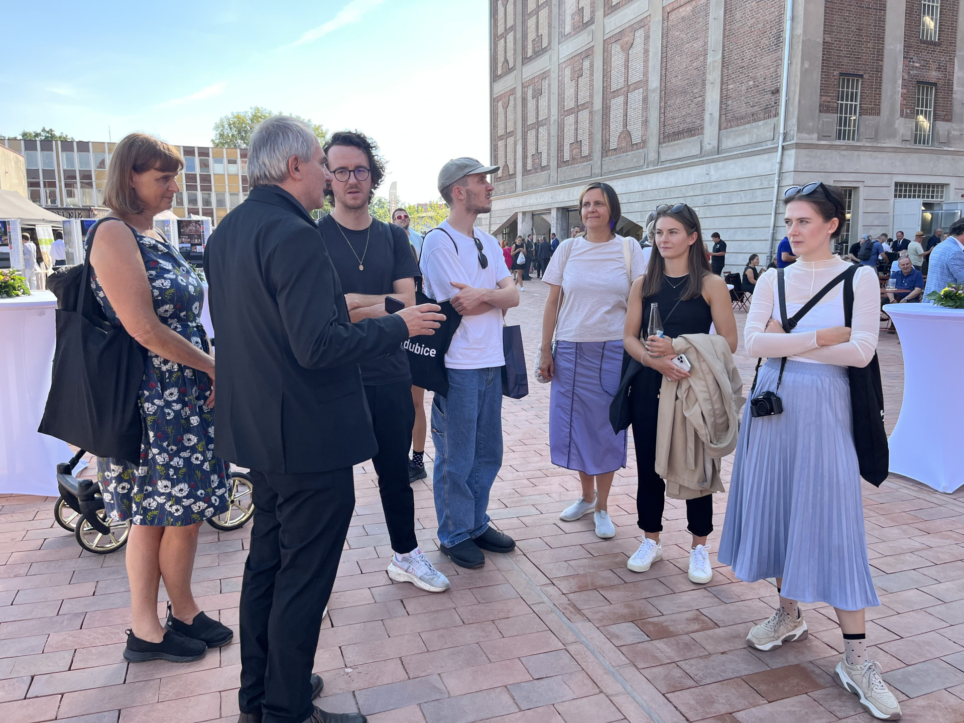 Redakce EARCH.CZ a další novináři s architektem Janem Šépkou.