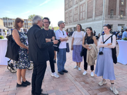 Redakce EARCH.CZ a další novináři s architektem Janem Šépkou.