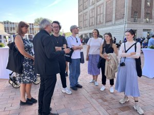 Redakce EARCH.CZ a další novináři s architektem Janem Šépkou.