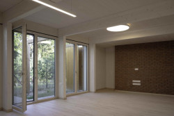 V malé vesnici na západě Slovensko stojí nově zrealizovaný dvojdům pro zdravotně a mentálně znevýhodněné navržený architekty z ateliéru A33