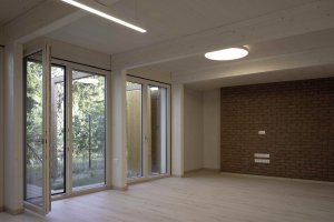V malé vesnici na západě Slovensko stojí nově zrealizovaný dvojdům pro zdravotně a mentálně znevýhodněné navržený architekty z ateliéru A33