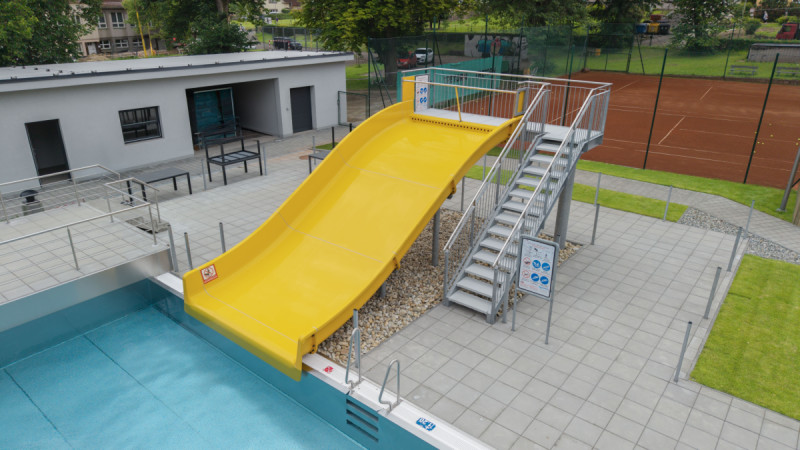 Vodní atrakce jsou do nové koncepce koupaliště integrovány tak, aby přirozeně doplňovaly plavecké i relaxační části bazénu. (Koupaliště ve Vizovicích; Berndorf Bäderbau)