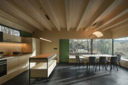 Hlavní obytné prostory jsou orientované na jih, dostává se do nich tedy horské slunce. (Chata na Šumavě, ateliér Markéty Cajthamlové)