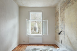 Rekonstrukce bytu v Karlových Varech, Plus One Architects:  Cílem bylo vytvořit příjemnou a autentickou atmosféru, která současným způsobem – s citem a respektem k původnímu – celý interiér harmonicky sjednotí