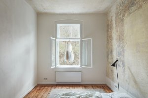 Rekonstrukce bytu v Karlových Varech, Plus One Architects:  Cílem bylo vytvořit příjemnou a autentickou atmosféru, která současným způsobem – s citem a respektem k původnímu – celý interiér harmonicky sjednotí