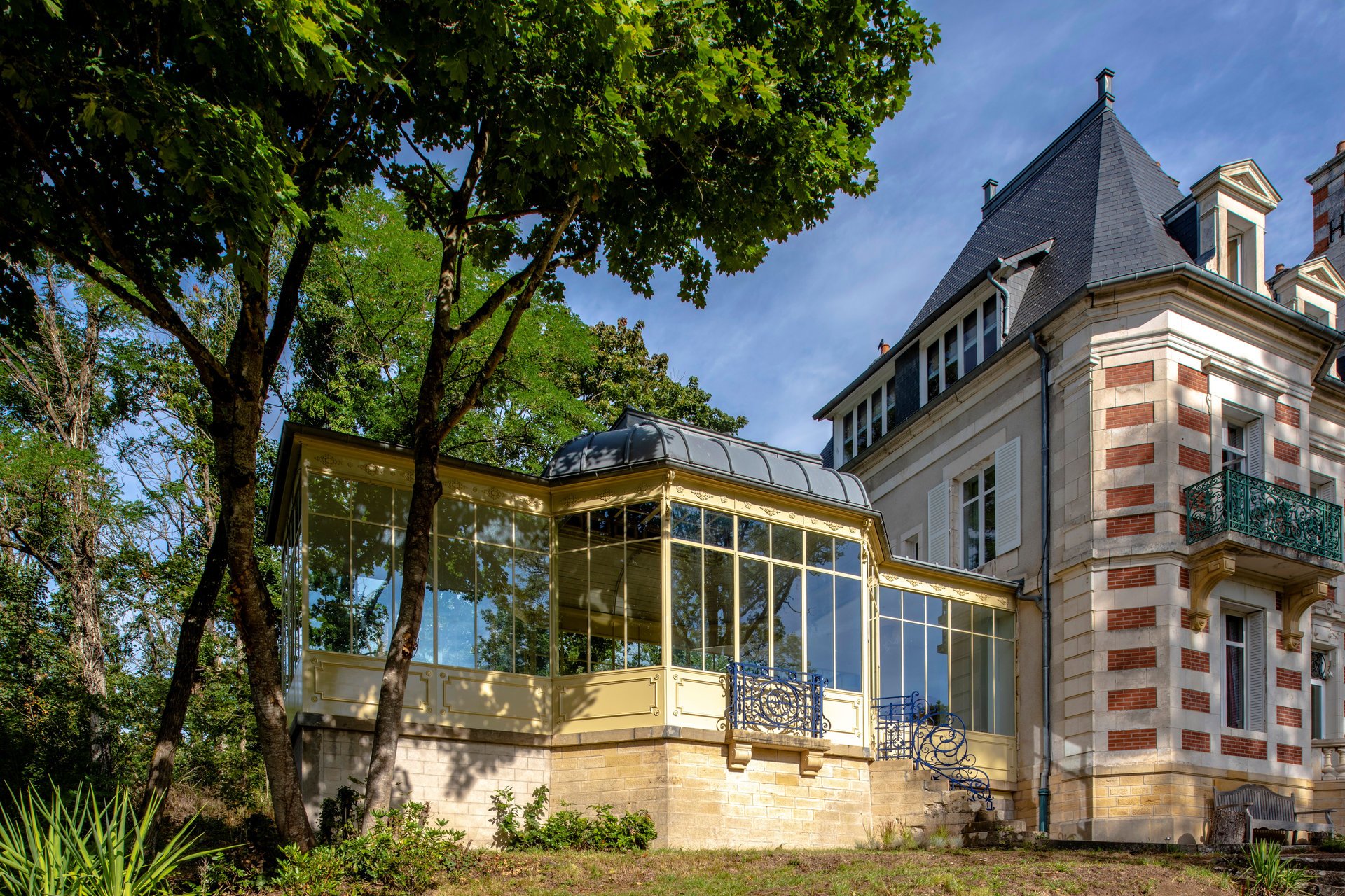 Vakuové izolační sklo FINEO použité v B&B Les Myosotis, St. Honore les Bains, Francie